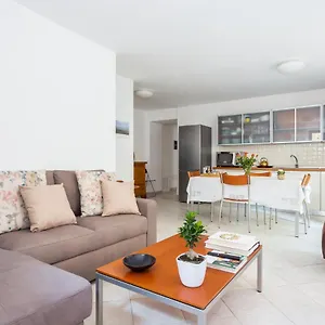 Spacious 3-bedroom With Courtyard In - Perfect For Families Appartement